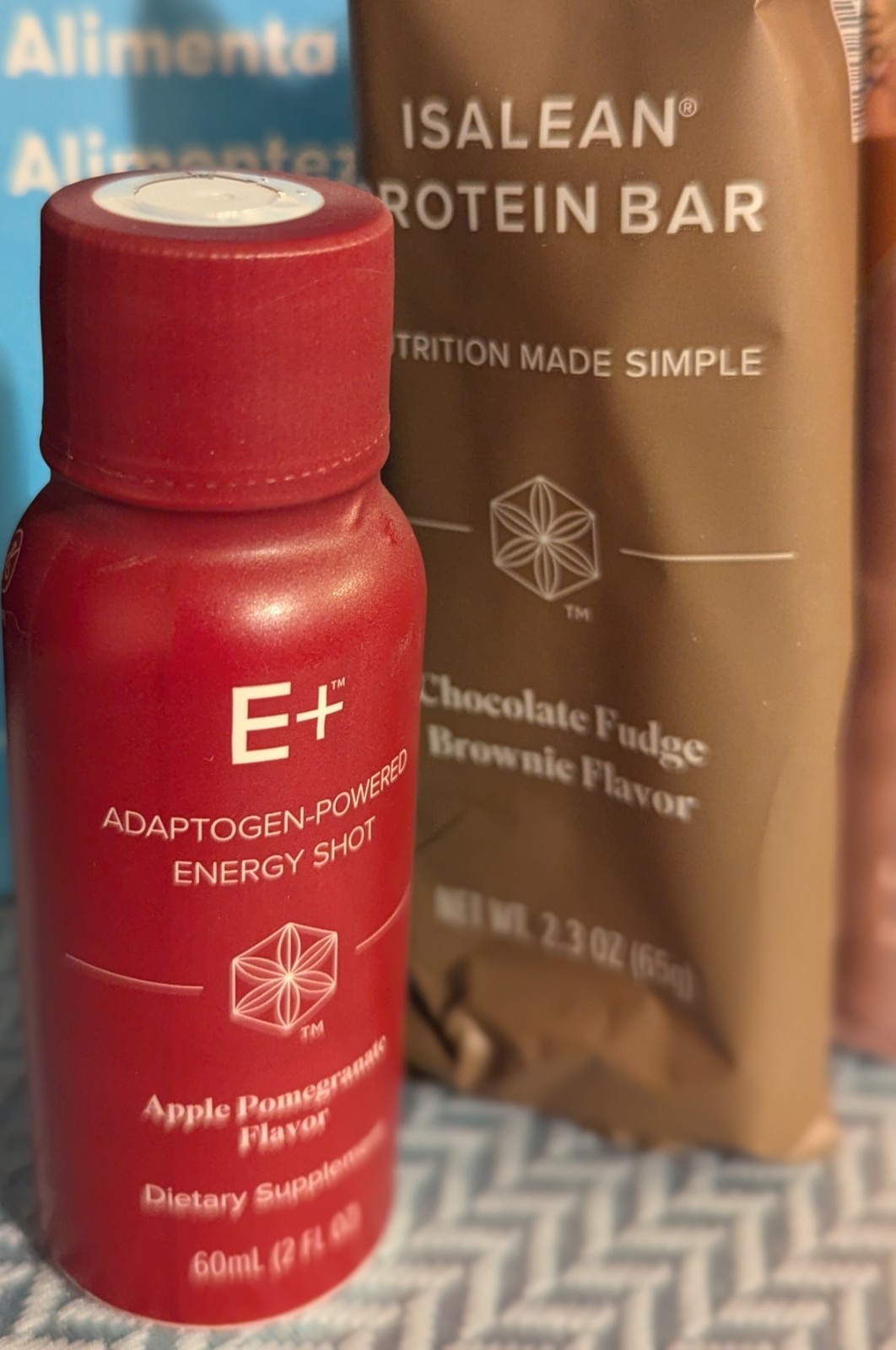 Isagenix Gift Bag Sampler Pack 4 items (Eshot, protein bar, Bea Glow, Elixir)